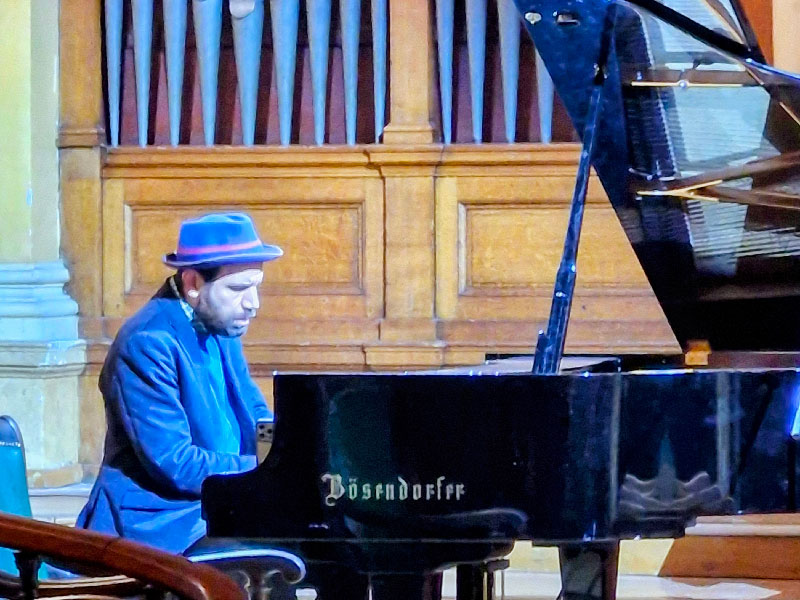 YAKIR HARBID, pianiste aveugle international