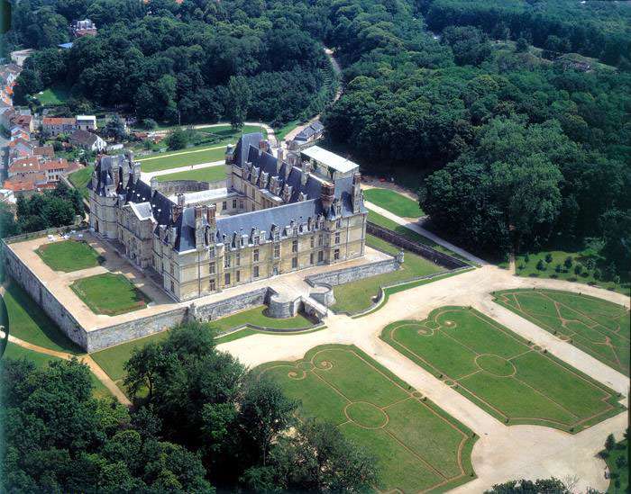 LE-CHATEAU-DES-DEMOISELLES-DE-LA-LÉGION-D-2